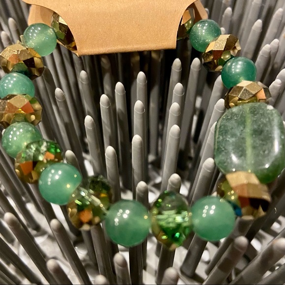 Vintage Bracelet - Round and Cut Green Jade Stone Bead with Plastic Golden Beads - Picture 2 of 4